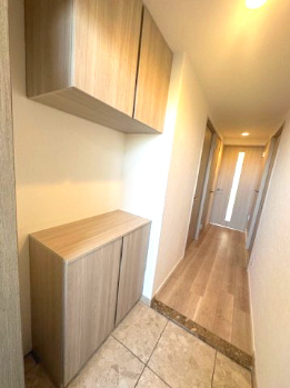 【玄関】 | ファミール北大阪下新庄 | カウンタータイプのシューズボックス有り！小物や写真をかざるなど、玄関のインテリアもお楽しみいただけます。