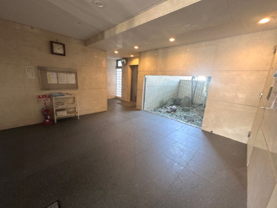 【エントランス】 | ファミール北大阪下新庄 | 総戸数102戸のビッグコミュニティ！管理の行き届いた美しいエントランスにゆとりを感じます。