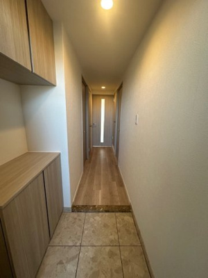 【玄関】 | ファミール北大阪下新庄 | ご家族を迎えてくれる玄関スペース！※掲載中の写真は広角レンズで撮影のため、実際の見え方とは異なります。