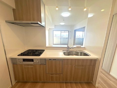 【キッチン】 | ファミール北大阪下新庄 | リビングが見渡せる開放的な対面式キッチン！ご家族と会話を楽しみながら家事がはかどりそうです。