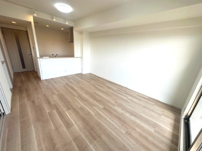 【居間・リビング】 | ファミール北大阪下新庄 | 約13帖のLDK！木のぬくもりが感じられるナチュラルな雰囲気に仕上がっています。