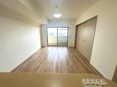 【居間・リビング】 | ファミール北大阪下新庄 | リビングでは陽光とともに少しづつ装いを変える街の景観を眺めながら寛ぎの時間をお楽しみいただけます。