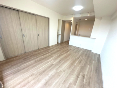 【居間・リビング】 | ファミール北大阪下新庄 | LDKは隣接する洋室の扉を開放することで、バルコニー側いっぱいに広がる大空間も創出できます。