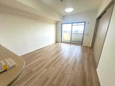 【居間・リビング】 | ファミール北大阪下新庄 | 明るさと開放感に包まれたリビング！ダイニングテーブルやソファーなどの家具もしっかりと配置可能です。