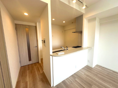 【キッチン】 | ファミール北大阪下新庄 | ダウンライトにより、キッチンがオシャレなスペースに！カウンター付きで、スムーズに配膳・片付けができます。