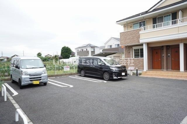 シュティル　クラールの駐車場