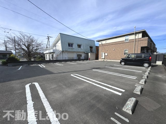 メゾンTAKEの駐車場