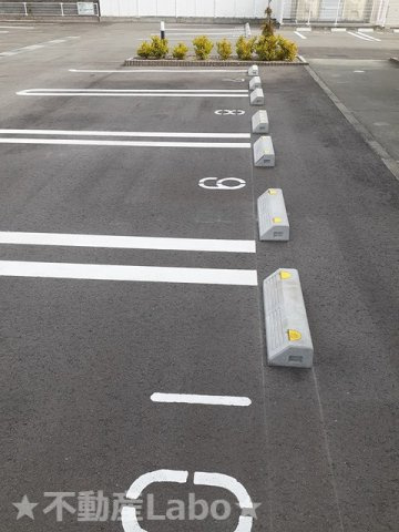 ハッピーメゾン　Aの駐車場
