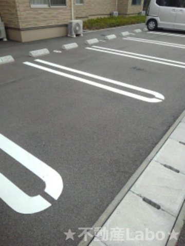 アンドゥトロワ Ⅰerの駐車場