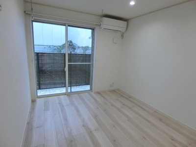 【居間・リビング】 | ハーミットクラブハウス横浜元町 | 白が基調の明るい室内！