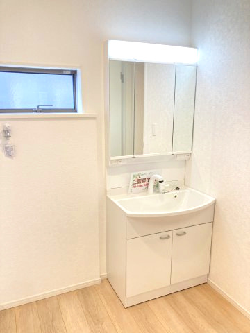 クレイドルガーデン前橋市関根町第3　１号棟の独立洗面台|シャワー水栓付き洗面台で朝の身支度もバッチリです！
洗面台には収納スペースもあり洗面室もすっきり片付きますよ！