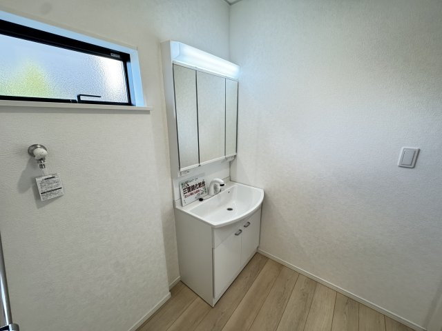 クレイドルガーデン前橋市関根町第3　１号棟の独立洗面台|シャワー水栓付き洗面台で朝の身支度もバッチリです！
洗面台には収納スペースもあり洗面室もすっきり片付きますよ！