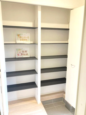 クレイドルガーデン前橋市関根町第3　１号棟の収納|収納もある玄関です