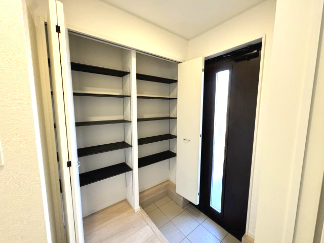 クレイドルガーデン前橋市関根町第3　１号棟の収納|収納もある玄関です