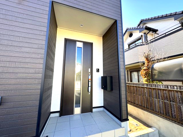 クレイドルガーデン前橋市関根町第3　１号棟の玄関|玄関もシンプルな造りになっています。タイル敷なのでお掃除も楽々です。