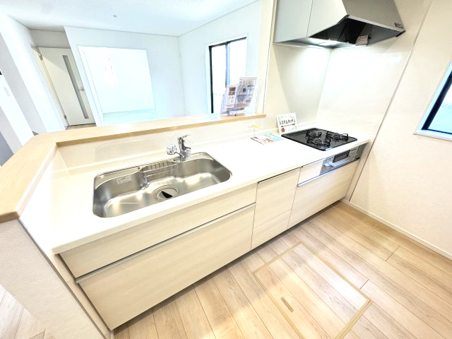 クレイドルガーデン前橋市関根町第3　１号棟のキッチン|人気のカウンターキッチン採用です☆
コンロも３口ご用意しています！調理スペースも広くストレスなくお料理できます。
浄水器つきなので美味しいお水も飲めますよ♪
収納も沢山ご用意しています。