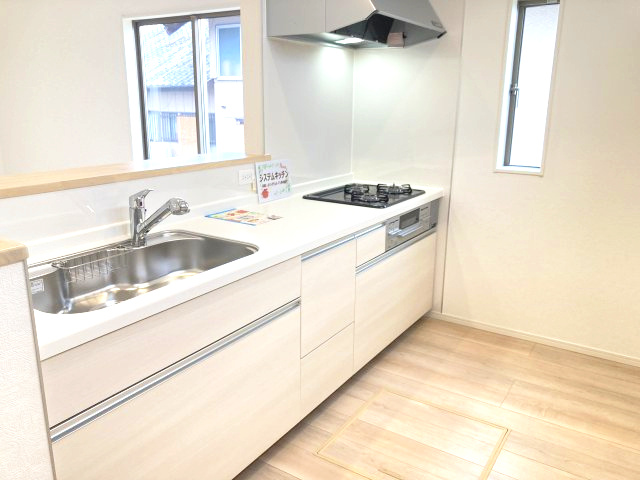 クレイドルガーデン前橋市関根町第3　１号棟のキッチン|人気のカウンターキッチン採用です☆
コンロも３口ご用意しています！調理スペースも広くストレスなくお料理できます。
浄水器つきなので美味しいお水も飲めますよ♪
収納も沢山ご用意しています。