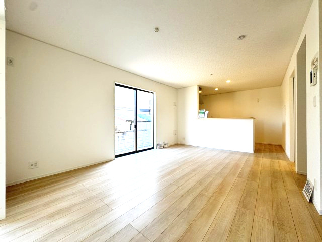 クレイドルガーデン前橋市関根町第3　１号棟の居間・リビング|人気の対面式キッチンを配した空間はお好みの家具も合わせやすく、家族がくつろぐ快適な空間造りをサポート。窓からは明るい陽光が差し込みます。