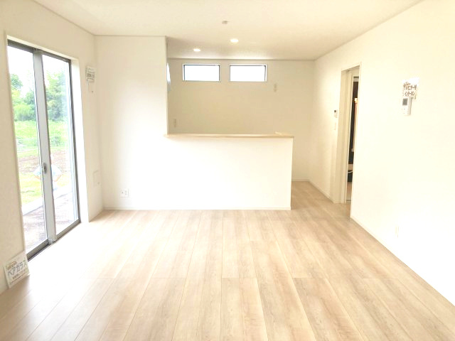 クレイドルガーデン前橋市関根町第3　１号棟の居間・リビング|人気の対面式キッチンを配した空間はお好みの家具も合わせやすく、家族がくつろぐ快適な空間造りをサポート。窓からは明るい陽光が差し込みます。