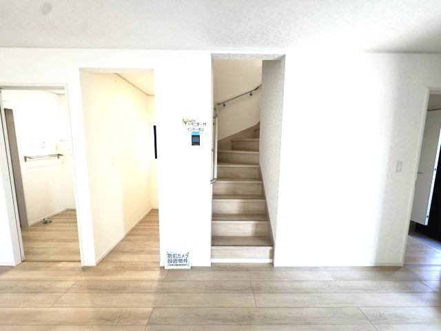 クレイドルガーデン前橋市関根町第3　１号棟のその他|人気のリビング階段です。リビング階段は自然とご家族で顔を合わせる機会が増えますよ♪