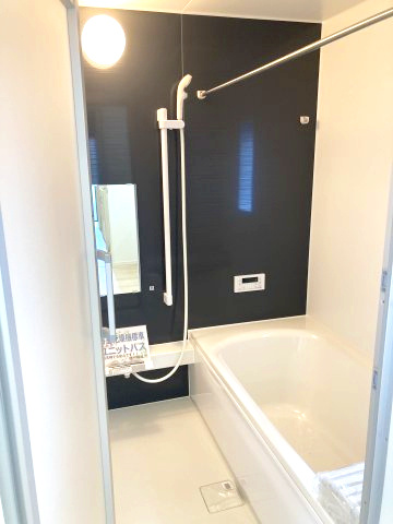 クレイドルガーデン前橋市関根町第3　１号棟の浴室|１坪タイプのフルオートバスです！
足を延ばして入れる広さなので一日の疲れも癒されますよ♪
室内物干しや浴室乾燥機もあるのでお天気の悪い日にはランドリースペースとしてもご利用できます！