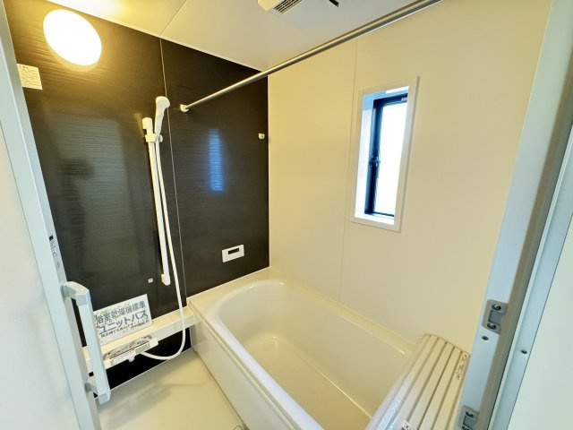 クレイドルガーデン前橋市関根町第3　１号棟の浴室|１坪タイプのフルオートバスです！
足を延ばして入れる広さなので一日の疲れも癒されますよ♪
室内物干しや浴室乾燥機もあるのでお天気の悪い日にはランドリースペースとしてもご利用できます！