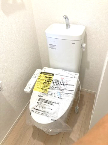 クレイドルガーデン前橋市関根町第3　１号棟のトイレ|1階トイレです。清潔感のある白を基調としています。
温水洗浄・便座暖房機能の付いた快適なトイレです☆