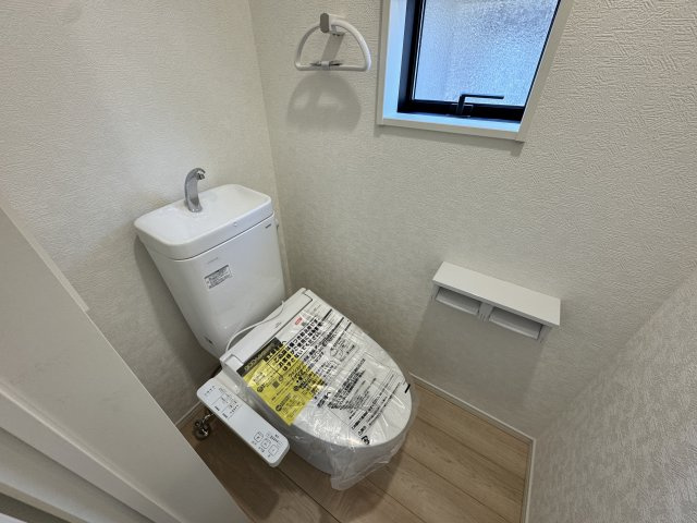 クレイドルガーデン前橋市関根町第3　１号棟のトイレ|1階トイレです。清潔感のある白を基調としています。
温水洗浄・便座暖房機能の付いた快適なトイレです☆