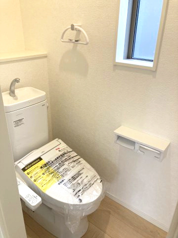 クレイドルガーデン前橋市関根町第3　１号棟のトイレ|2階トイレです。清潔感のある白を基調としています。