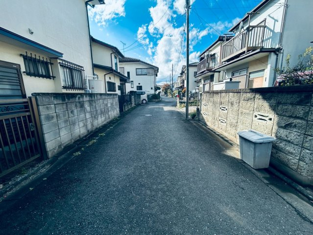 あきる野市伊奈　中古住宅の前面道路含む現地写真