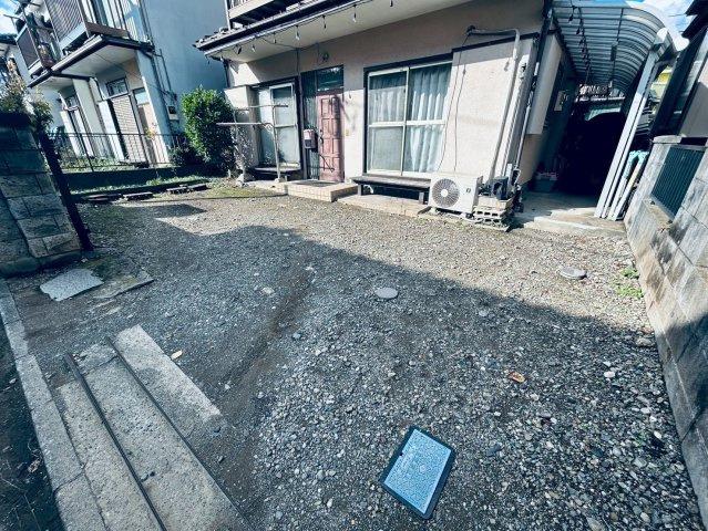 あきる野市伊奈　中古住宅の駐車場