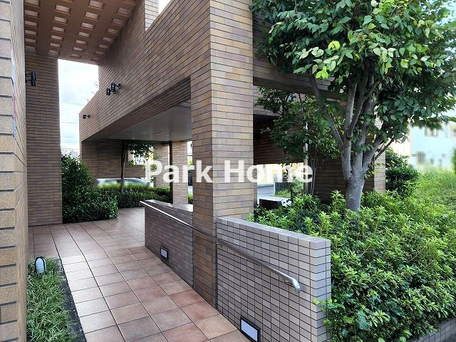 サーパス新田のエントランス