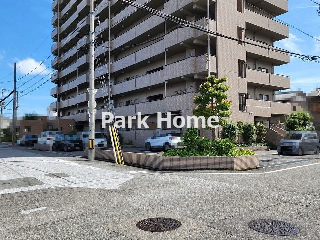 サーパス新田の駐車場