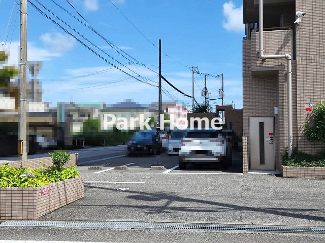 サーパス新田の駐車場