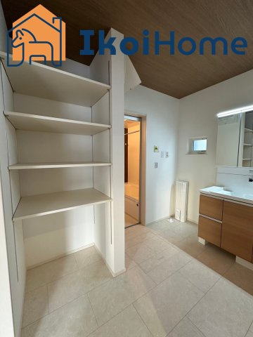 明石市朝霧南町3丁目第2　全3棟　1号棟　新築戸建の洗面所|同社施工事例です●洗面台はお化粧をする時に便利な３面鏡。ワイドシンクでゆったり作られています。