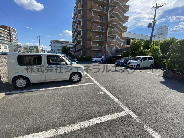 マンション新屋の駐車場
