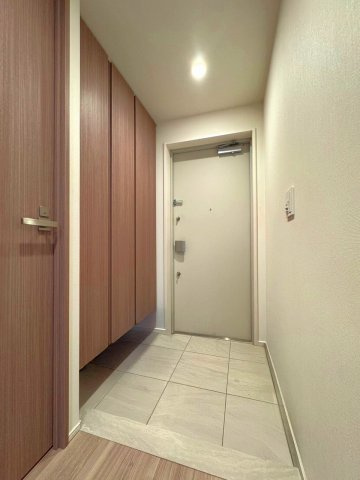 多摩市関戸１丁目の中古マンションの玄関