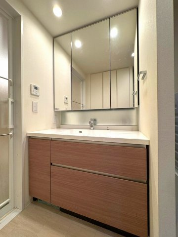 多摩市関戸１丁目の中古マンションの独立洗面台