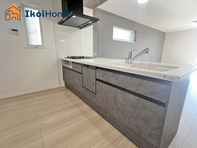 明石市朝霧南町3丁目第2　全3棟　2号棟　新築戸建のキッチン|【ホームページに現地動画掲載中】●年中無休：当日予約可●家事の時短に欠かせない食器洗浄乾燥機も完備！