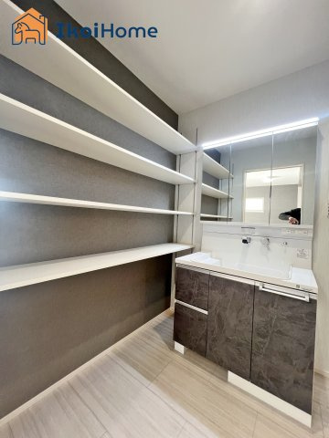 明石市朝霧南町3丁目第2　全3棟　2号棟　新築戸建の洗面所|【ホームページに現地動画掲載中】●年中無休：当日予約可●収納棚が設置されていますので、収納豊富です！