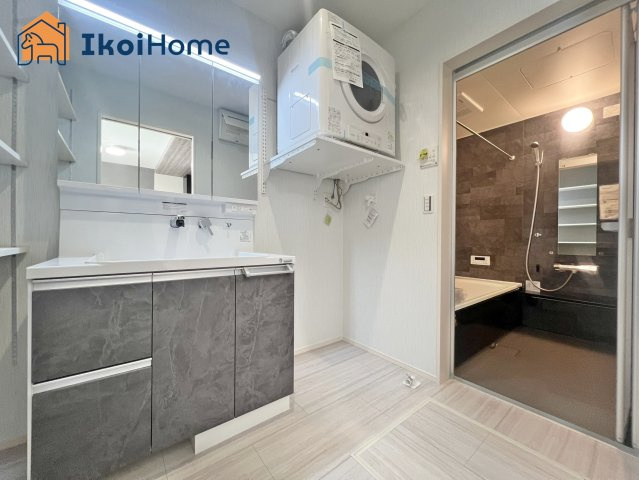 明石市朝霧南町3丁目第2　全3棟　2号棟　新築戸建の洗面所|【ホームページに現地動画掲載中】●年中無休：当日予約可●洗面台は３面鏡。乾燥機付きで雨の日も安心です