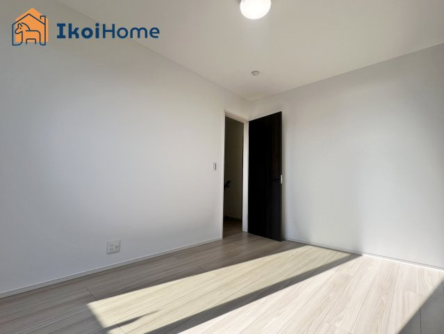 明石市朝霧南町3丁目第2　全3棟　2号棟　新築戸建の寝室|【ホームページに現地動画掲載中】●年中無休：当日予約可●フローリング材はナチュラルな美しさです！