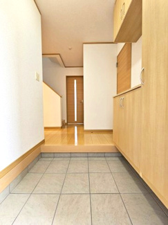 【玄関】 | 春日部市藤塚 築浅中古戸建 | 広々とした玄関は、ご家族同時に使われてもゆとりがありストレスになりません