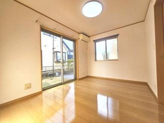 【洋室】 | 春日部市藤塚 築浅中古戸建 | １F6.0帖の洋室は南側の庭にも面しています
