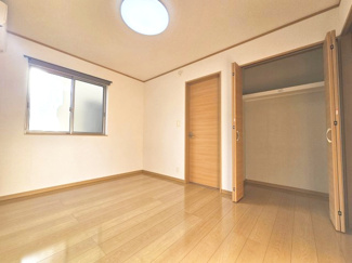 【洋室】 | 春日部市藤塚 築浅中古戸建 | １F6.0帖の南西角の洋室　リビングと隣接し、また玄関からも直接入ることができます
大型の収納も備えているため、お子さまのおもちゃ入れなどにも活躍します