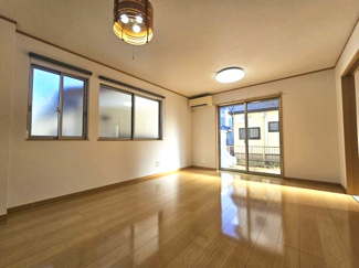 【居間・リビング】 | 春日部市藤塚 築浅中古戸建 | 東側の窓からは朝方明るい陽射しが射し込みます