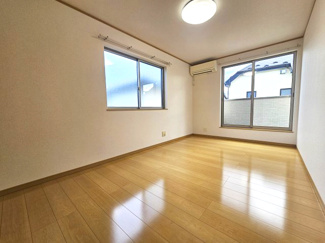 【洋室】 | 春日部市藤塚 築浅中古戸建 | 7.5帖の南東角の洋室　奥行きのある収納を兼ね備え、主寝室にぴったりです