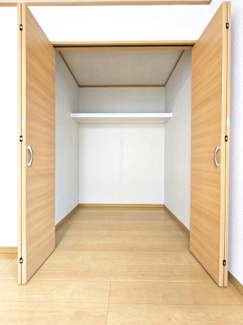 【収納】 | 春日部市藤塚 築浅中古戸建 | 7.5帖のお部屋のクローゼットは奥行きがあり、たっぷり収納が可能です