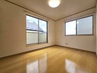 【洋室】 | 春日部市藤塚 築浅中古戸建 | 6.0帖の南西角の洋室　2面採光で明るさも十分です