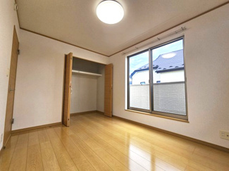 【洋室】 | 春日部市藤塚 築浅中古戸建 | 6.0帖の洋室のクローゼットも十分な大きさです